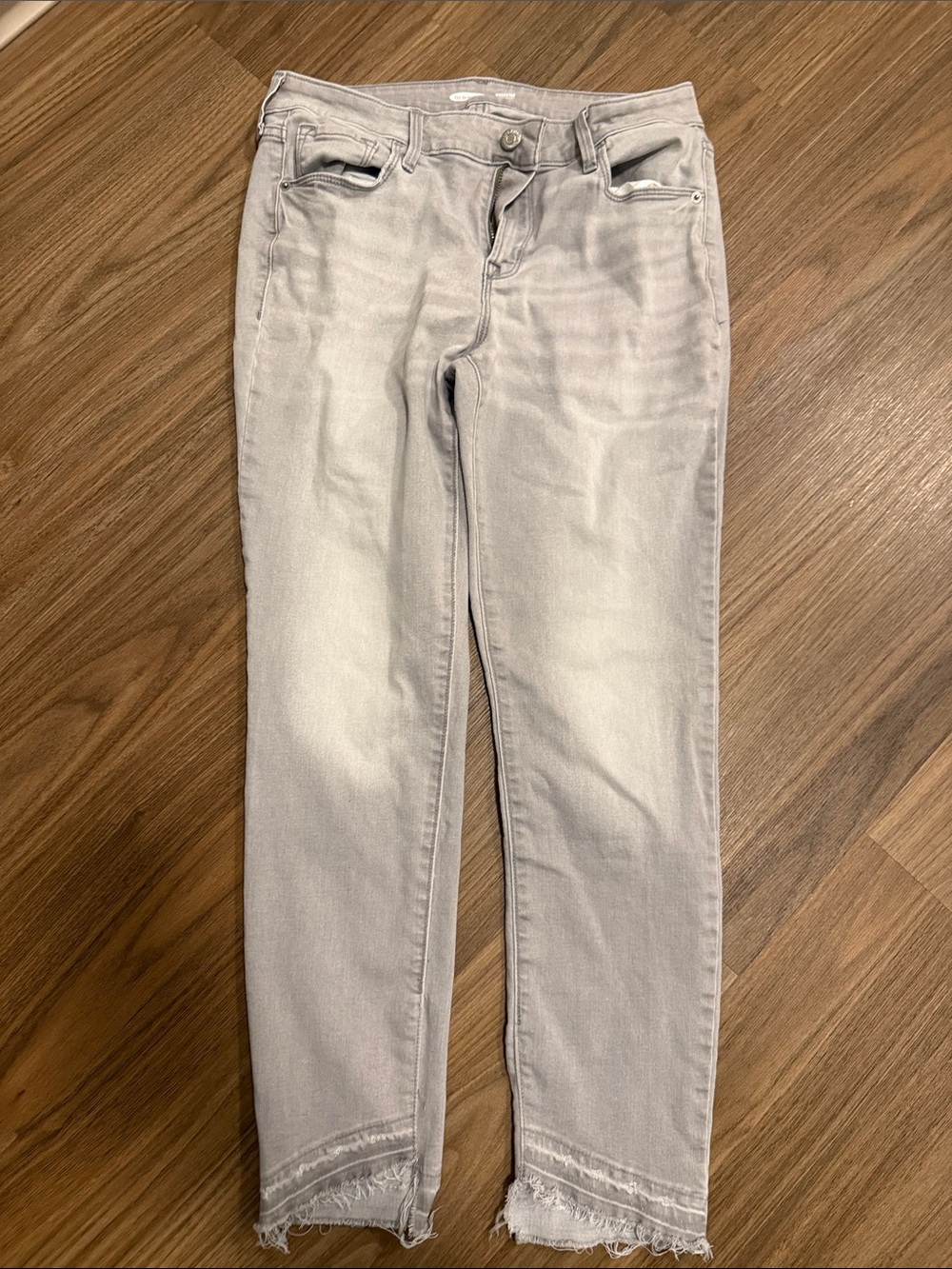 Old Navy Women's Light Gray Cropped Ankle Jeans with Frayed Hem
